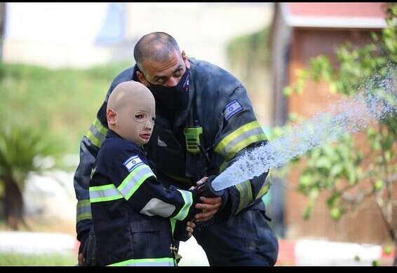 כבאי של ממש. איתי ואחד הכבאים // צילום: אבנר בן מנחם, תיעוד מבצעי כב"ה
